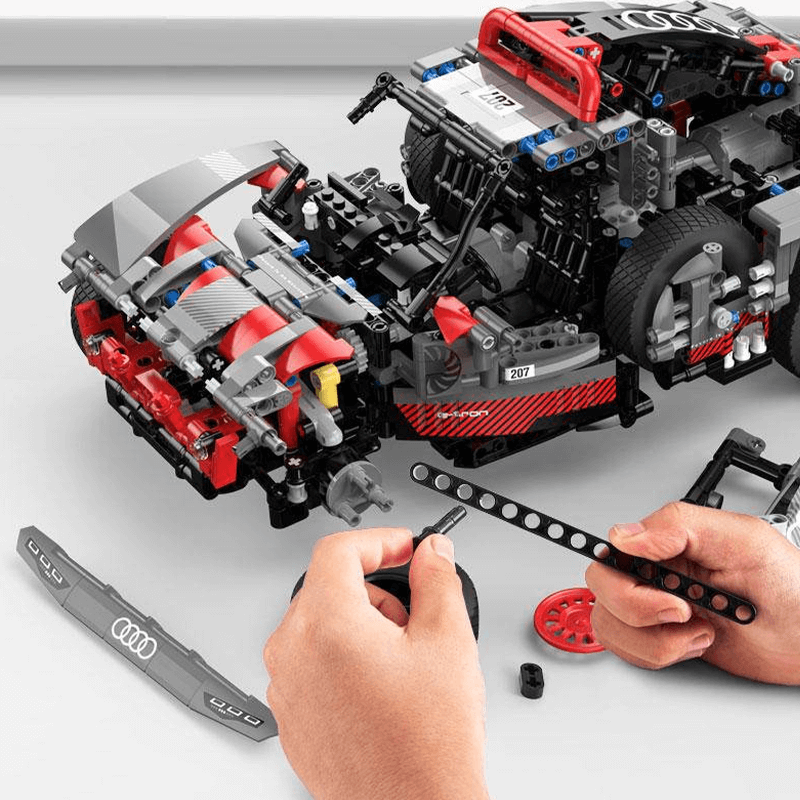 Remote Controlled 4x4 RS Q e-tron | 1431pcs